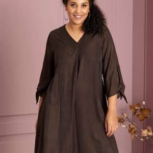 Zhenzi LEGACY - Fantastisk flot brun satin kjole med V-hals, 54-56 / XL
